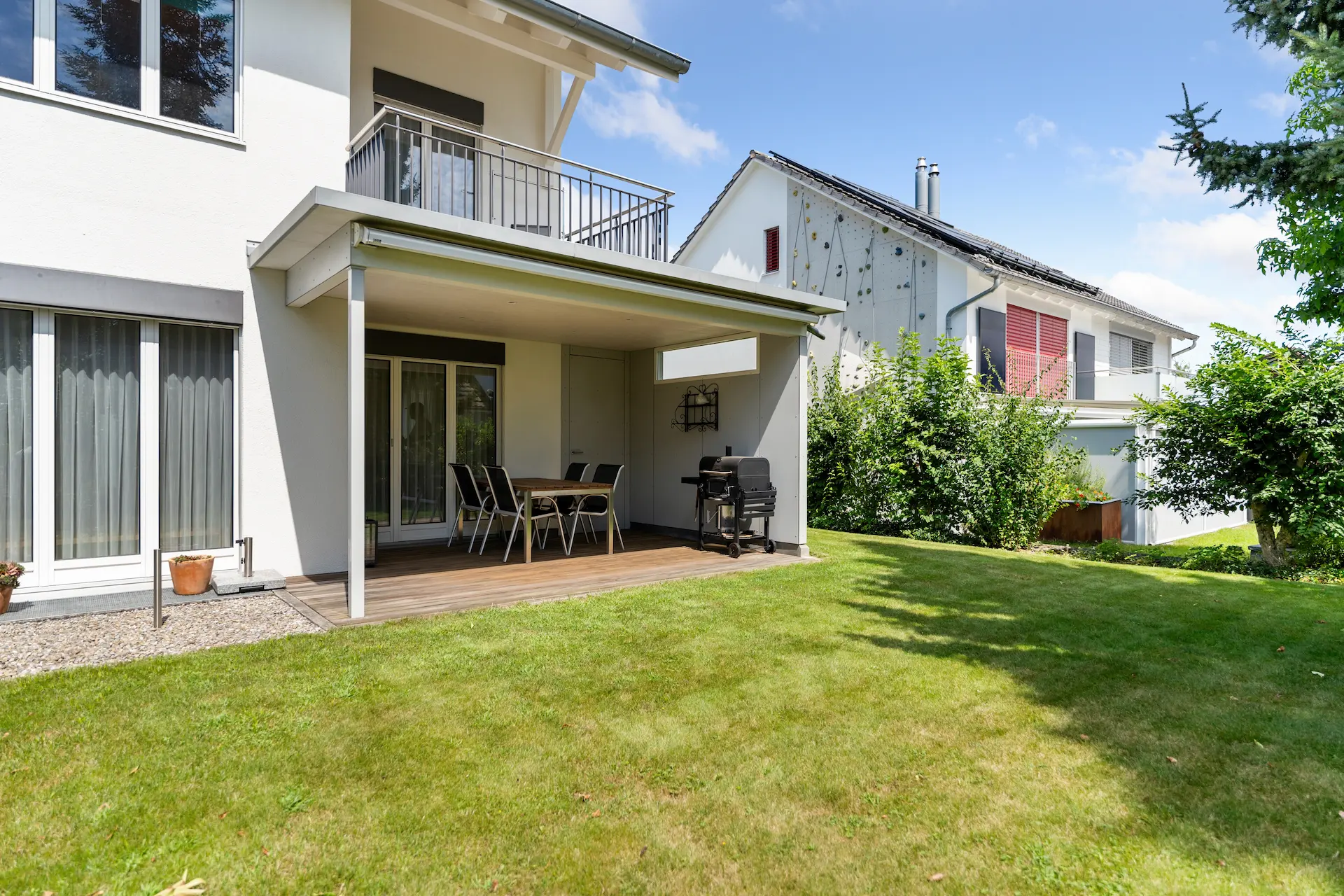 Privater Gartenbereich mit Sicht auf den gedeckten Sitzplatz