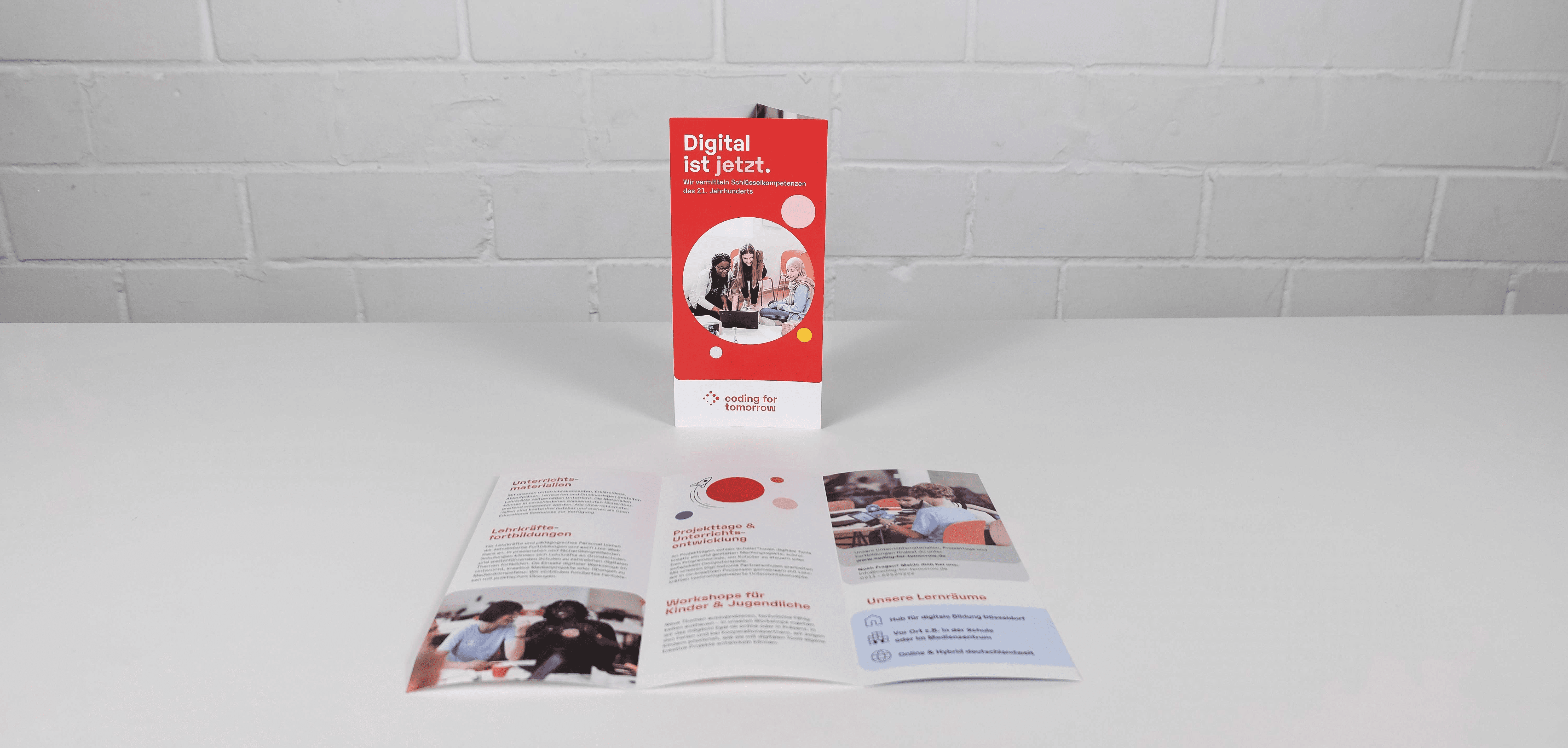 Flyer von frontal-oben fotografiert.