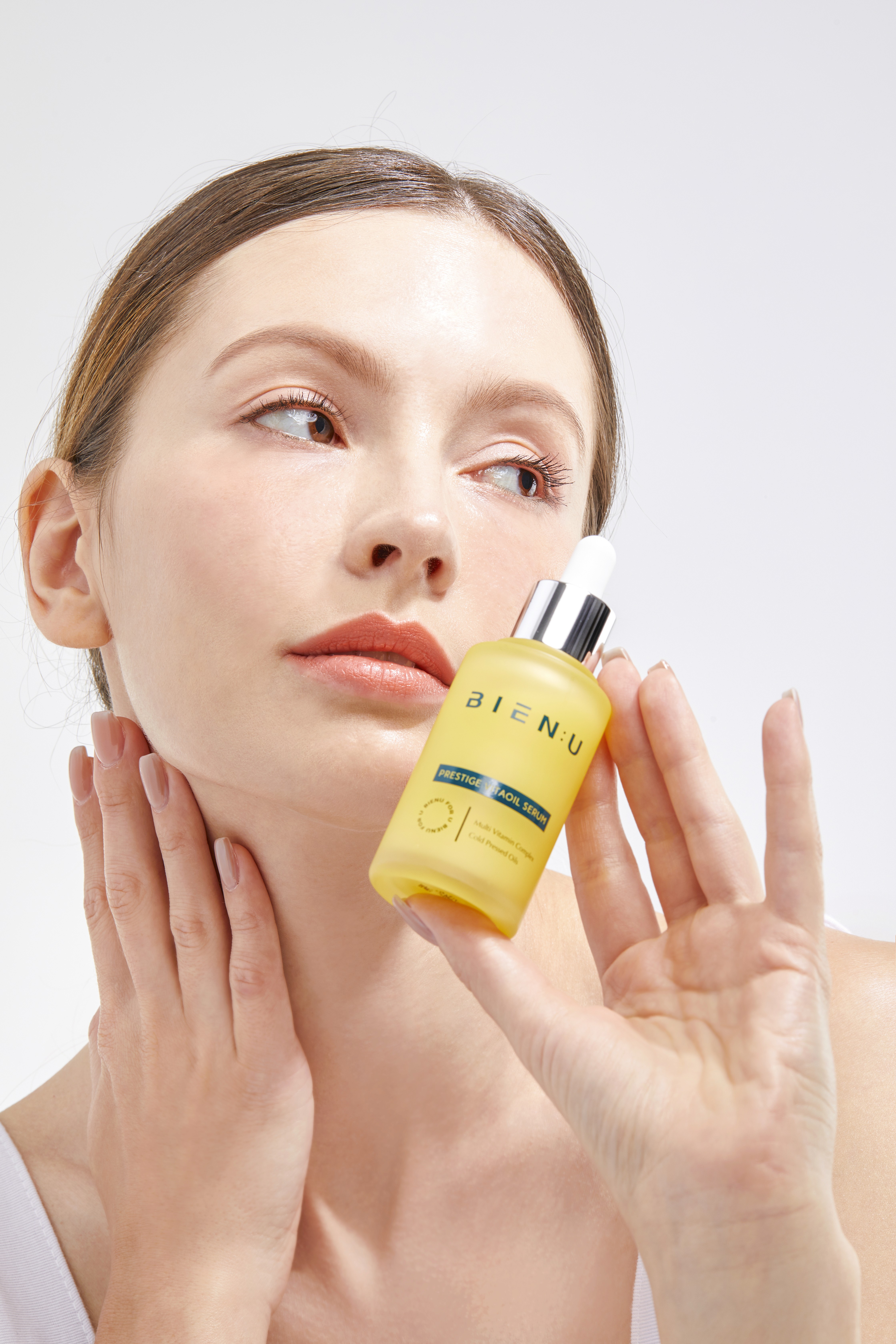 Image for the 'Decoration' category, showing a collection of minimalist vases or art objects.