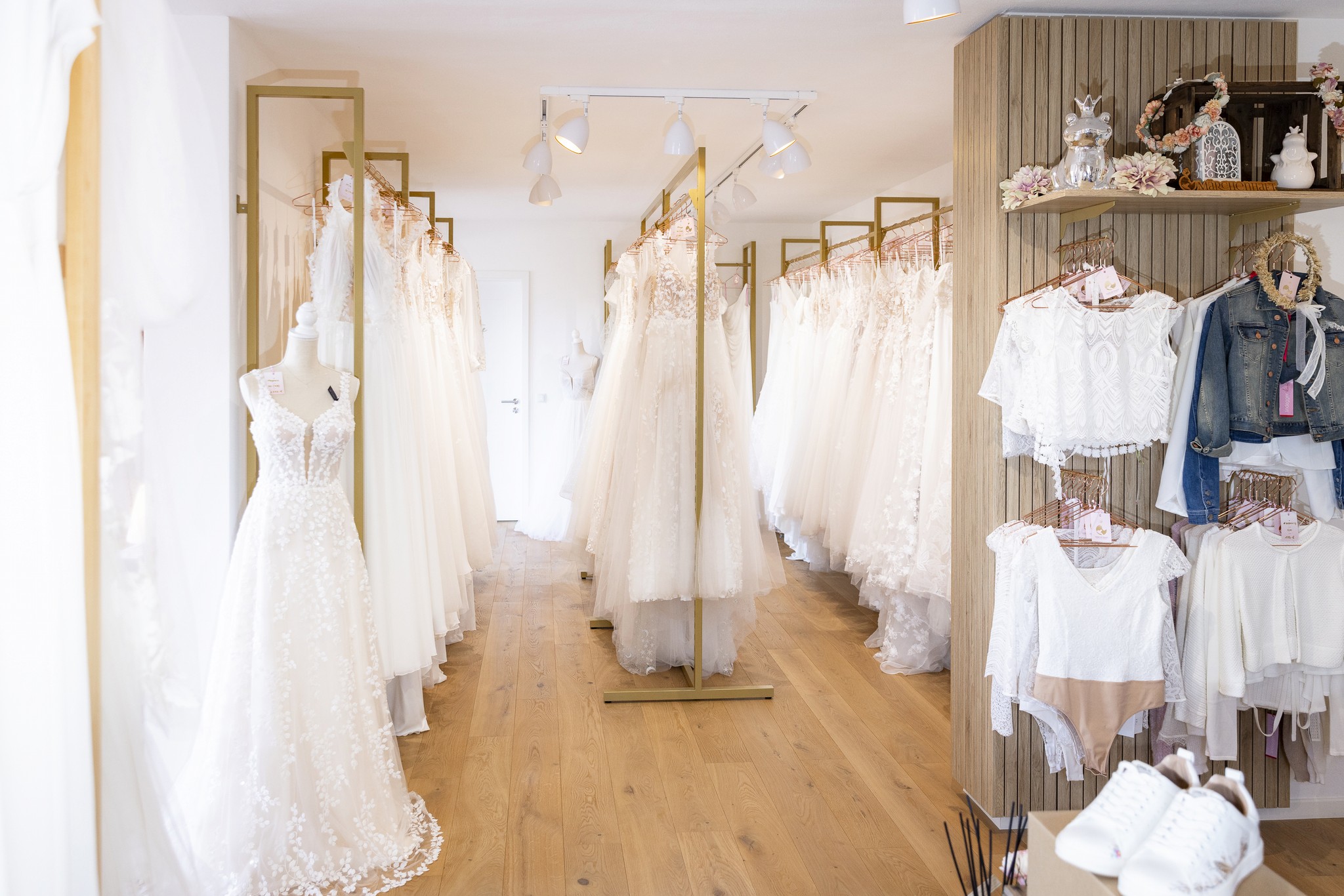 Auswahl an zauberhaften Brautkleidern und Accessoires – finde dein Traumkleid bei Märchenhaft in Homburg.