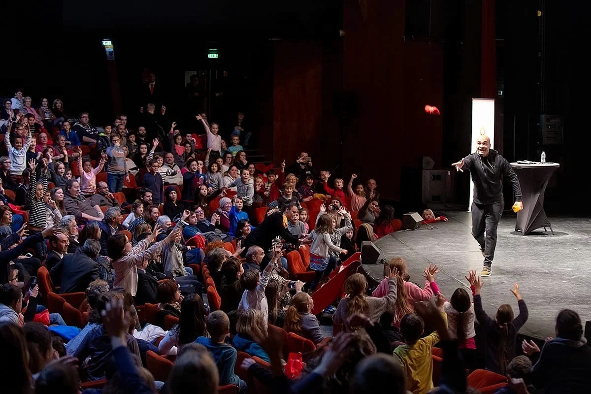 Public écoutant une présentation en conférence — photographe séminaire Lille | Anteale Yann Manac’h