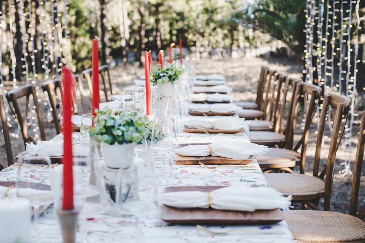 Before the guests arrive: a Momento table prepared for an outdoor dinner.