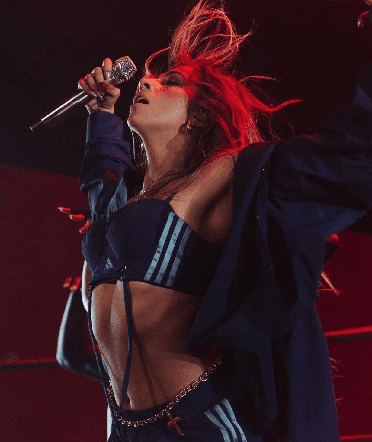 Tate McRae performing at a concert, photographed by Beth Saravo