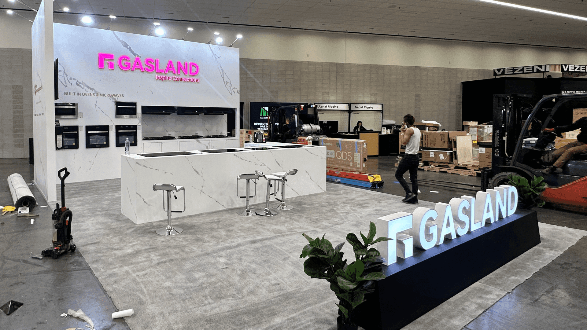 20x20 trade show booth planning across major Las Vegas venues with product display, demo access, meeting space, visitor flow, graphics, screens, and technical requirements