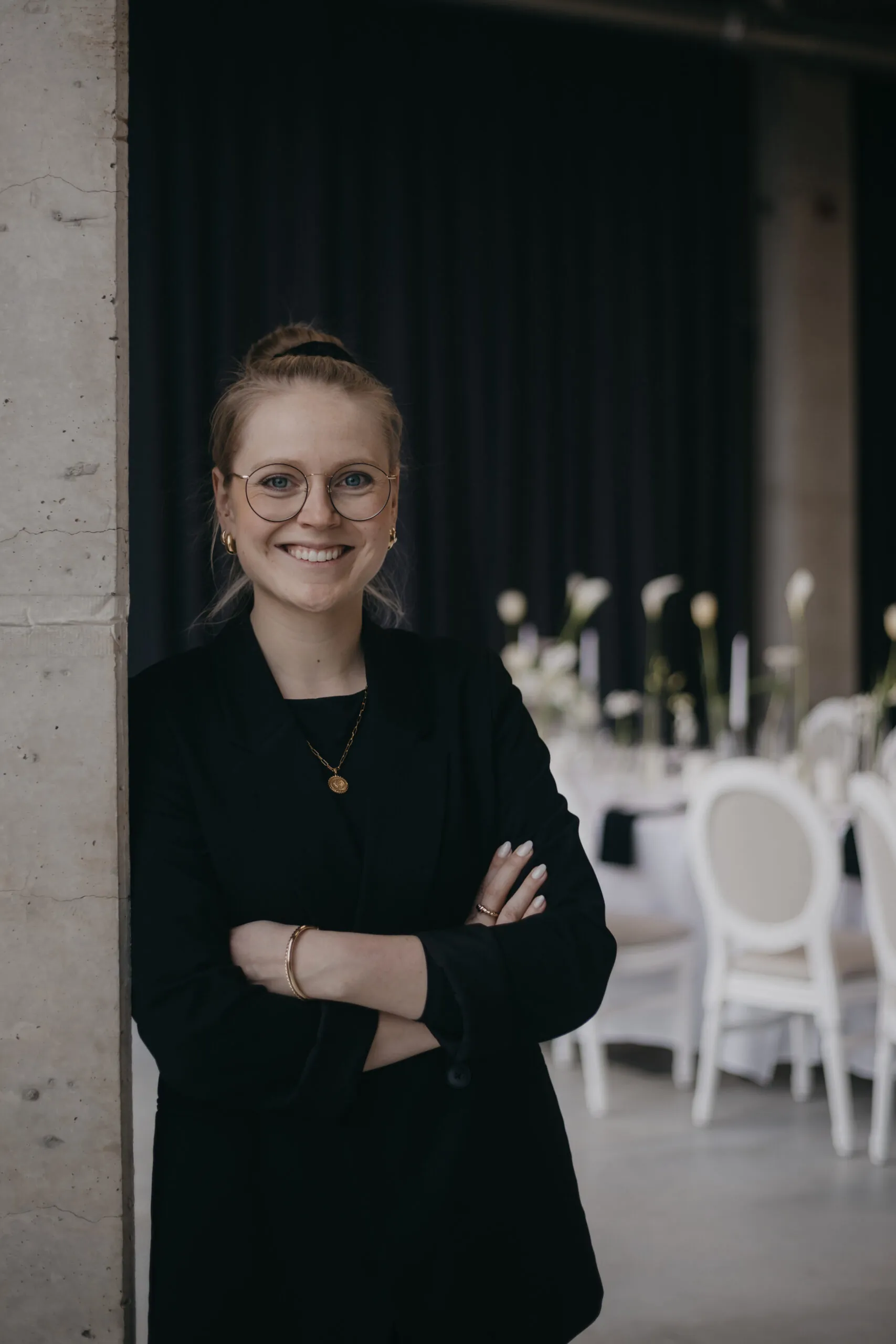 Hochzeitsplanerin Lena Beilich schaut lächelnd in die Kamera.