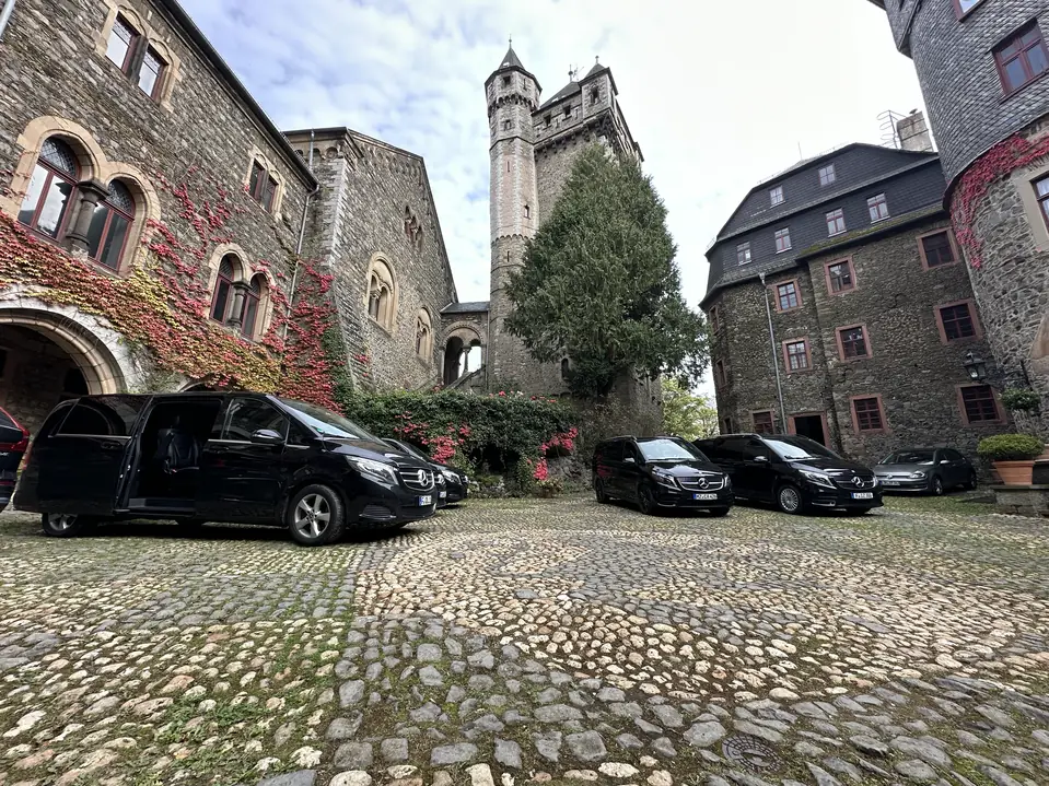 Mercedes V-Klasse und S-Klasse von Limousine & Shuttle Service Frankfurt im Innenhof eines Schlosses