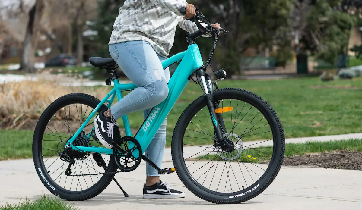 Frau auf einem E-bike im Stand