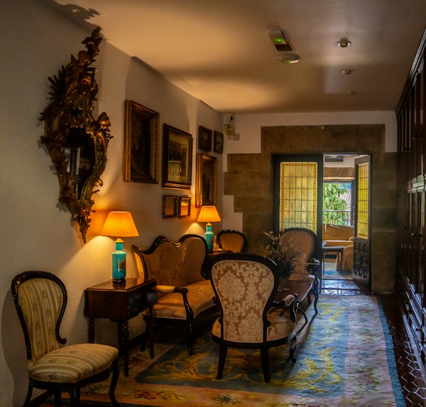 Salón de un hotel rural con muebles antiguos: responsabilidad civil frente a clientes y huéspedes
