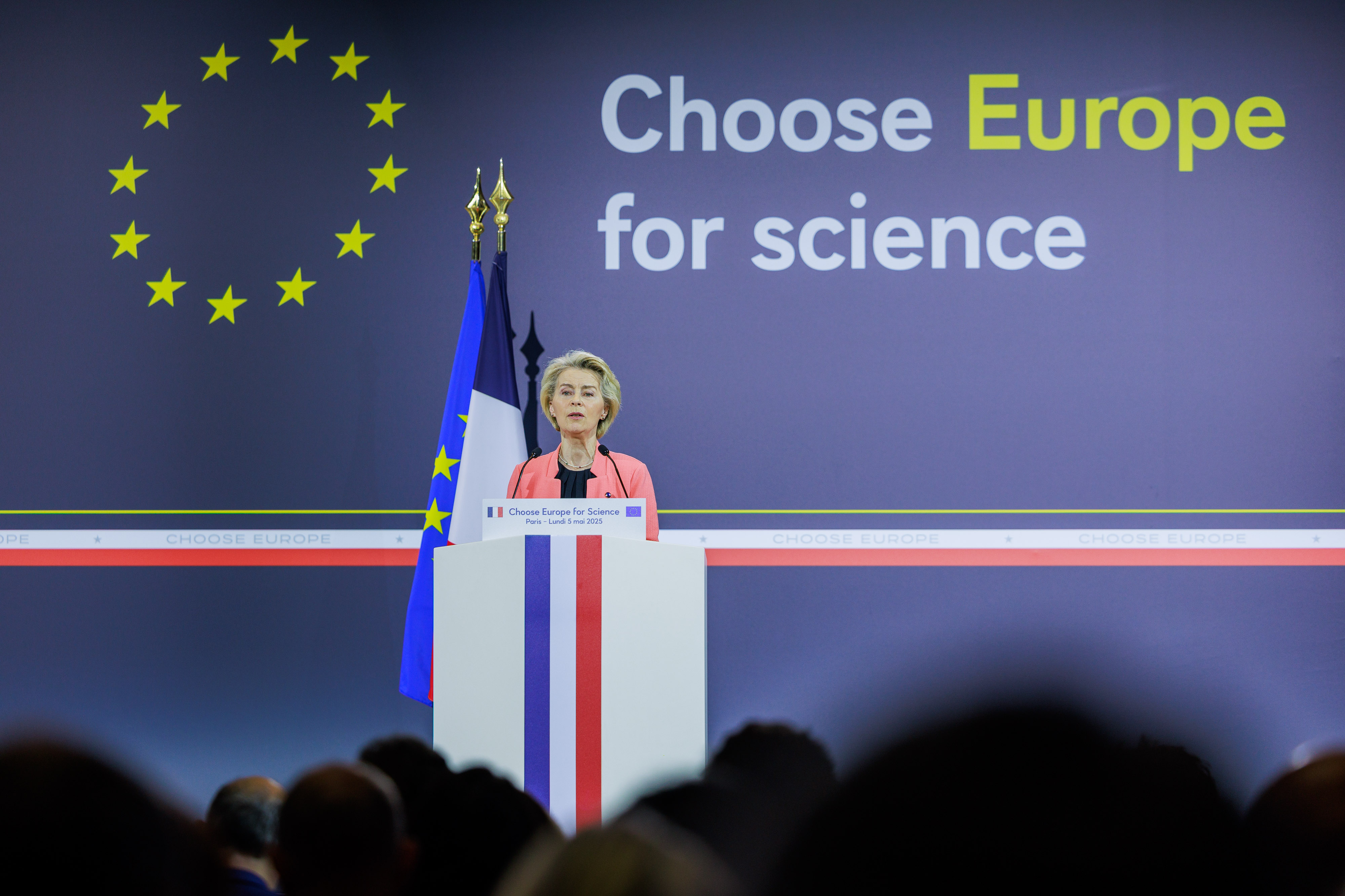 Ursula von der Leyen seule à un pupitre lors de Choose Europe for Science