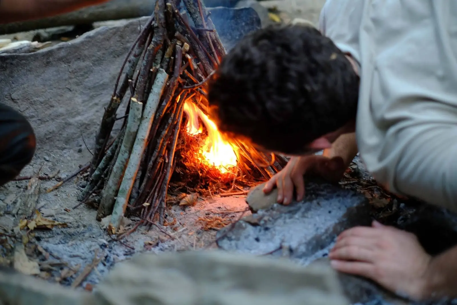 Andrea Modesti, istruttore di survival e bushcraft, esperto in campi avventura per ragazzi e corsi di sopravvivenza outdoor