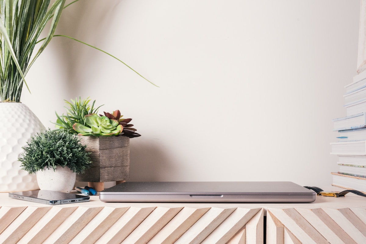 Laptop op een rustige werktafel