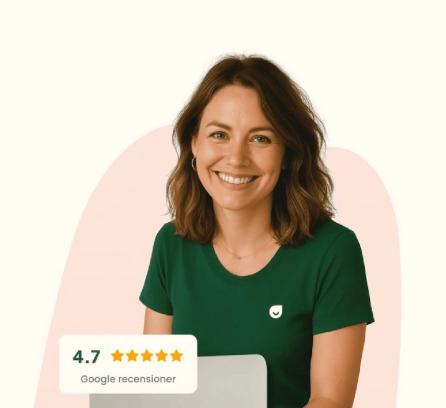 En leende kvinna med axellångt brunt hår och grön t-shirt sitter framför en ljus bakgrund. En grafik visar en 4,7-stjärnig Google-recension i det nedre vänstra hörnet