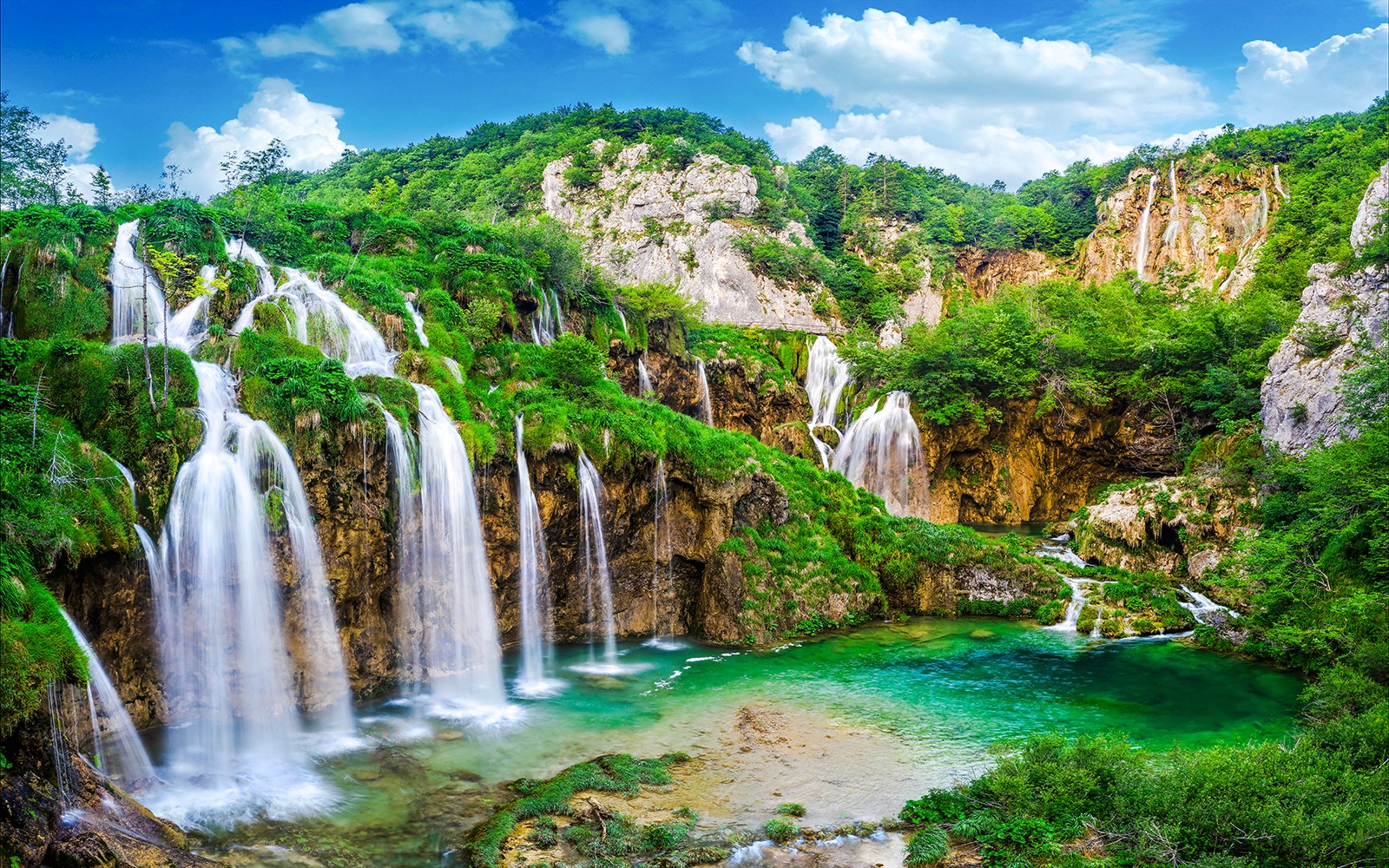 瀑布流入克羅地亞普利特維采湖國家公園的碧綠湖泊。