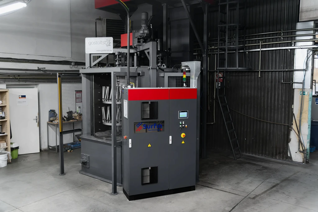 Three chamber carousel blasting machine