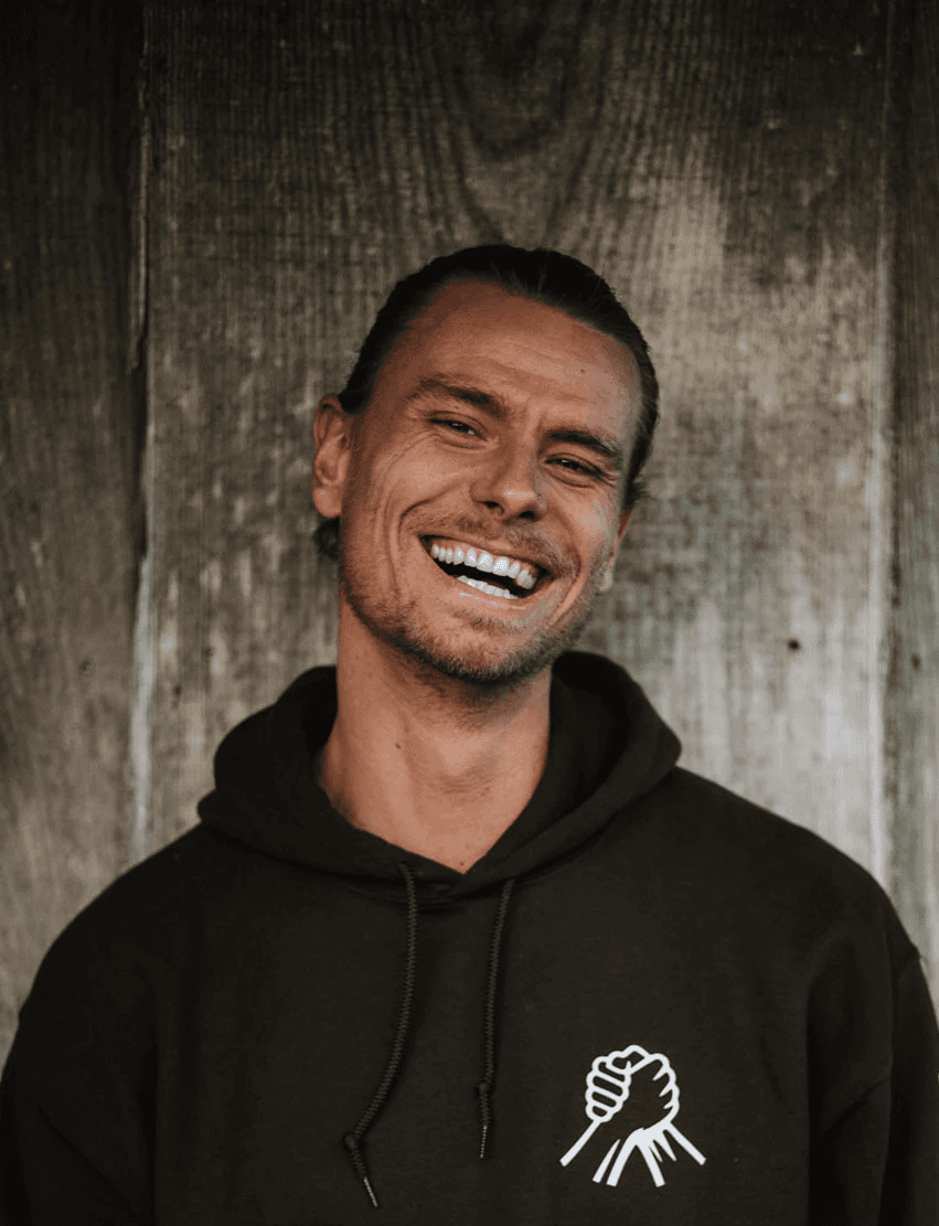 Foto van Khyal die glimlachend de camera inkijkt