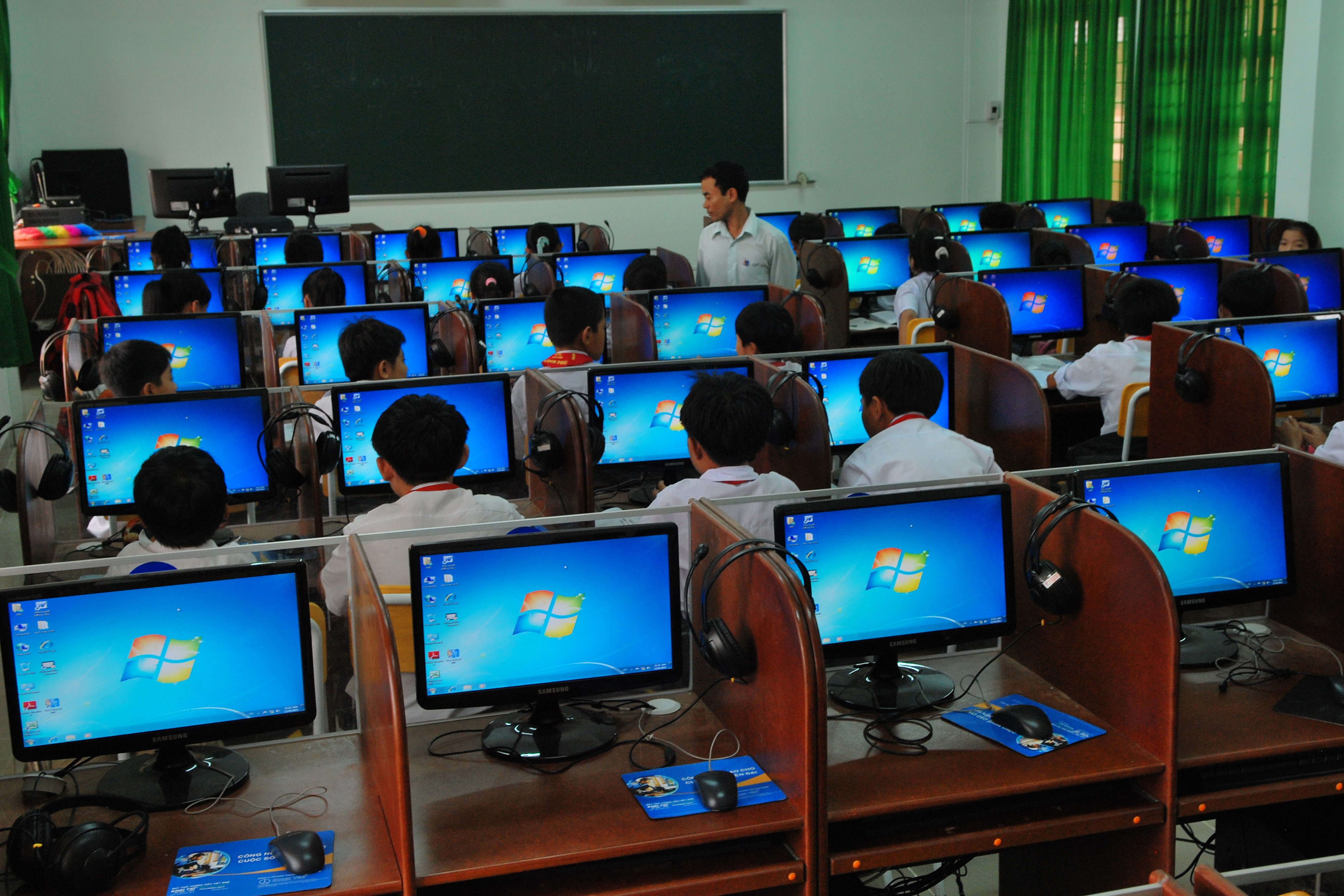 students-learning-in-a-computer-lab-with-multiple-monitors-and-a-teacher-instruc - tuấn-nguyễn-văn (pexels)