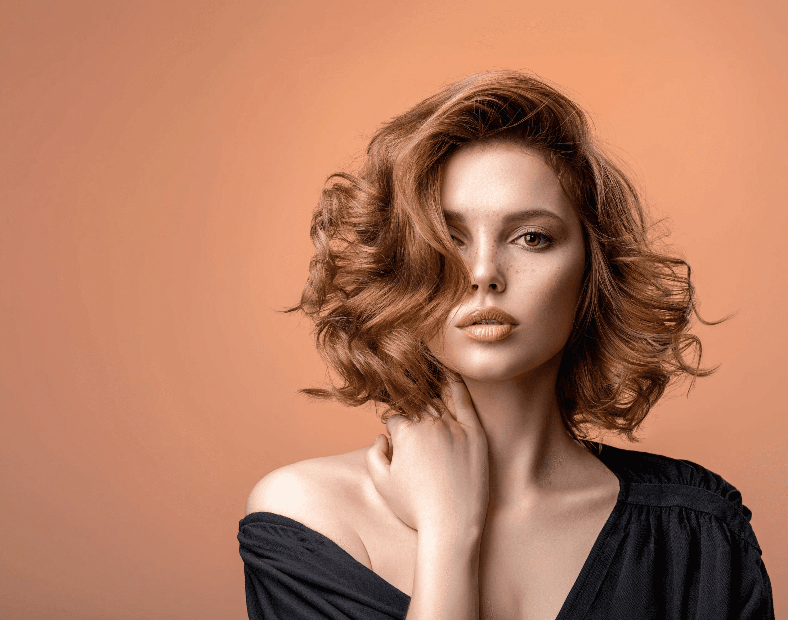 Vrouw poseert met mooie coupe haar