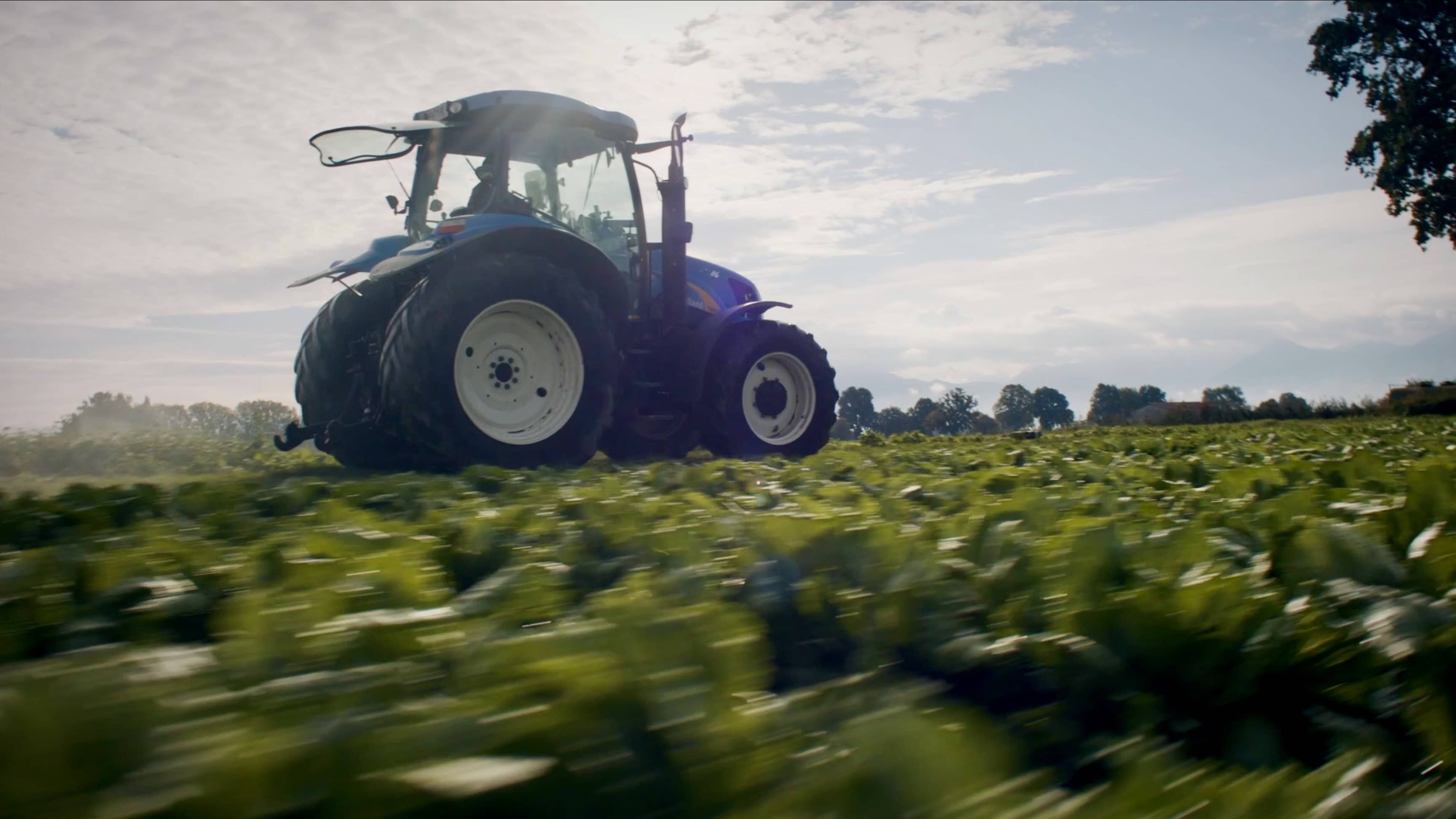 Traktor fährt auf einem Feld
