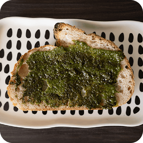 Tostada de pan de masa madre Horneology con pesto, ideal para desayuno o brunch
