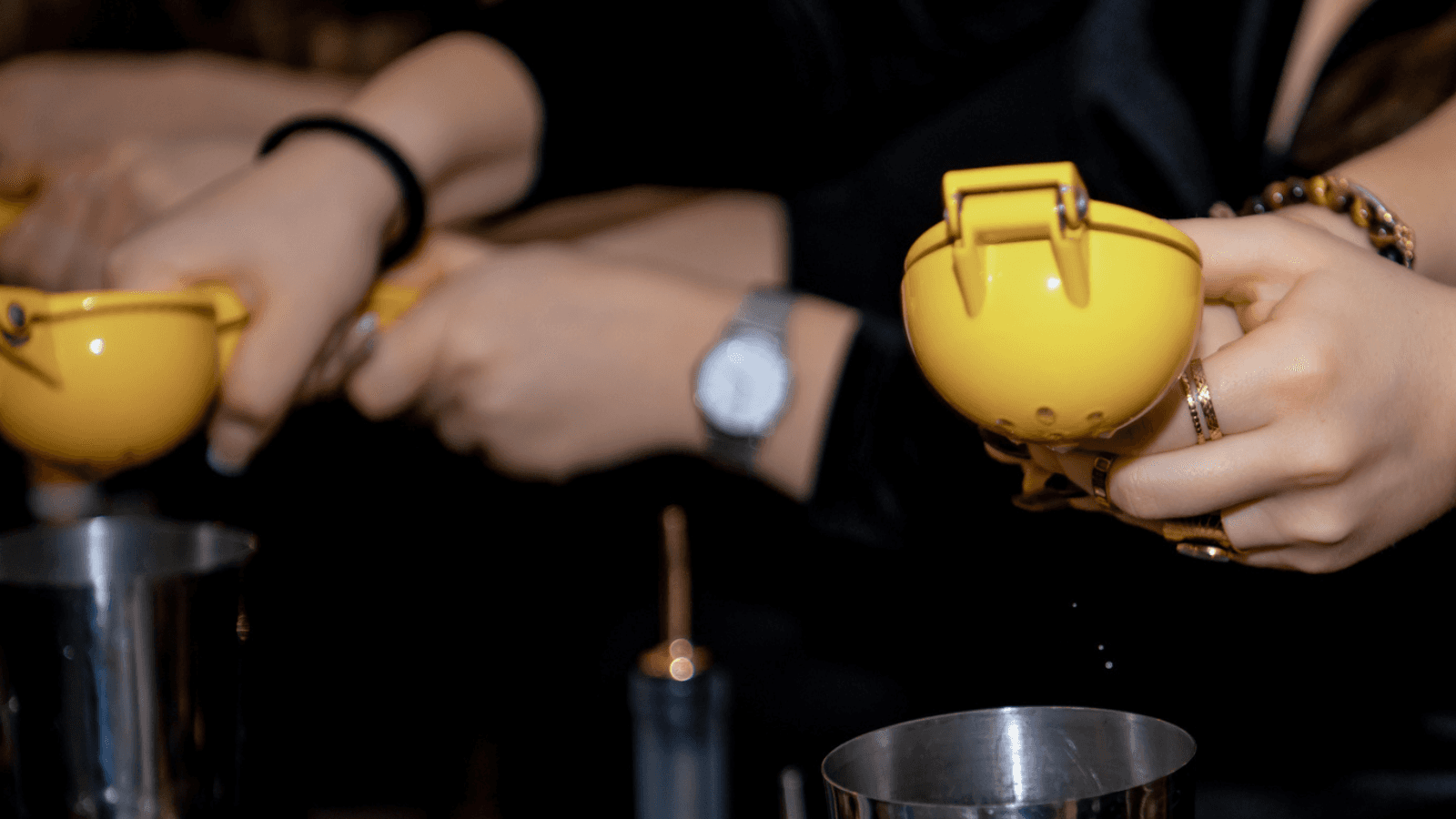 Hochwertige handgemachte Cocktails mit frischen Limetten und selbstgemachten Sirups – Signature Drinks von SAPOORI für JGA Gruppen in Frankfurt
