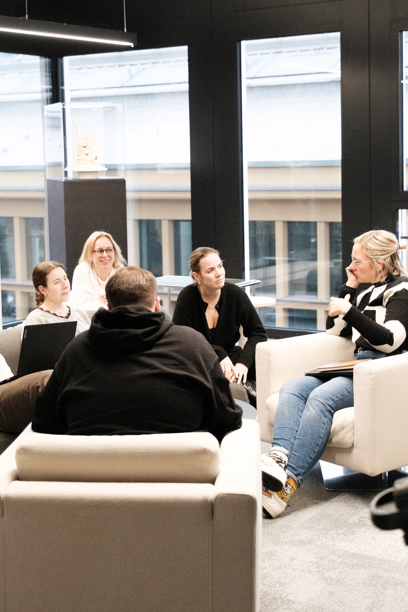 Meeting von verschiedenen enua Mitarbeitern, die sich über die nächsten Produktlaunches unterhalten.