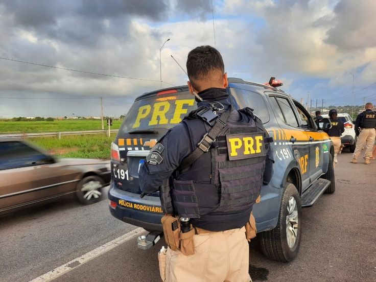 Policial da PRF (Polícia Rodoviária Federal) em atuação em blitz nas ruas.