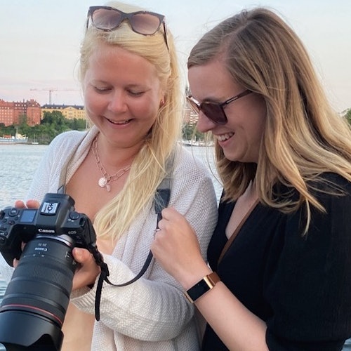 參加者檢視照片