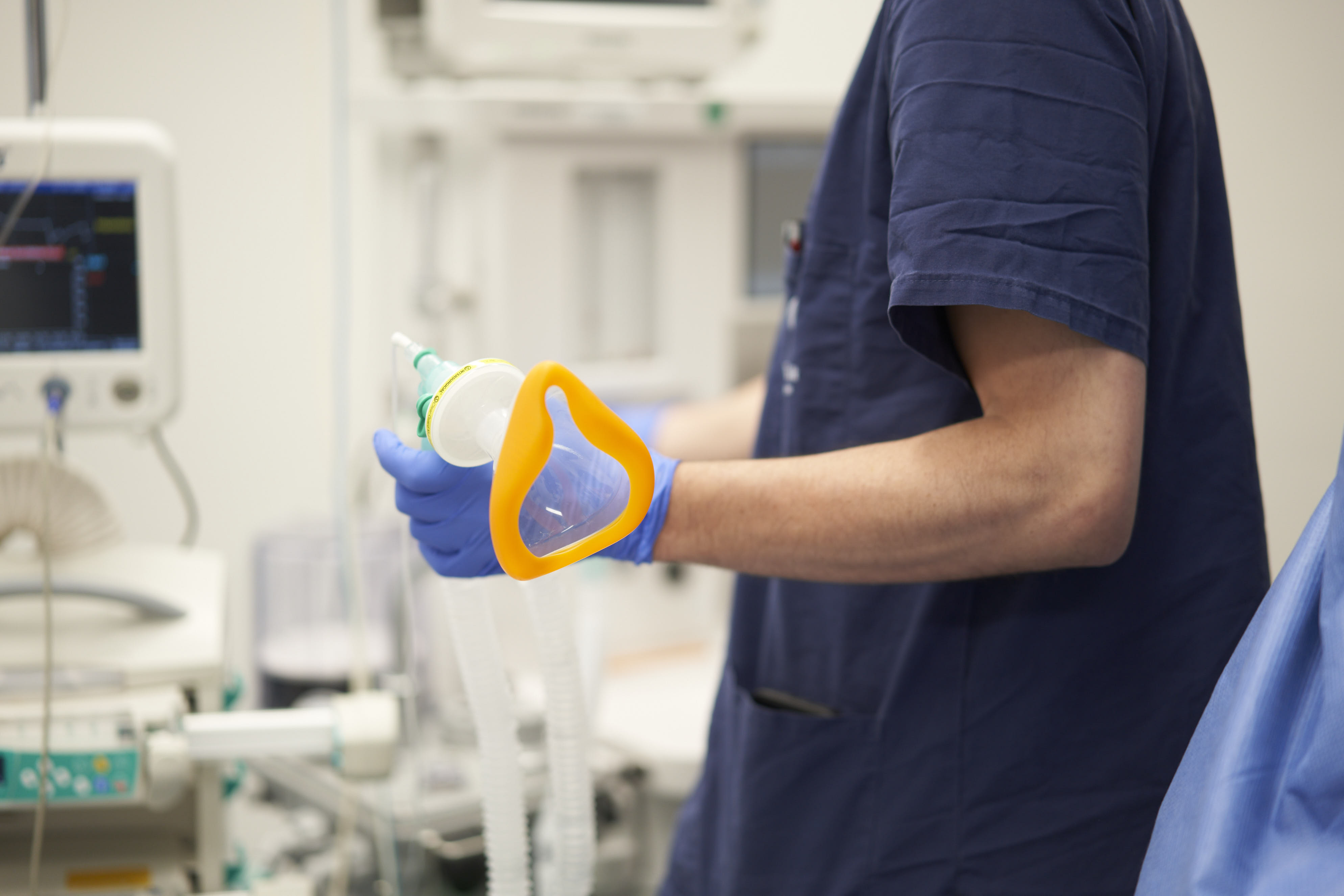 Fachgerechte Maskenbeatmung durch Anästhesist Jirka Trautmann zur sicheren Einleitung der Narkose.