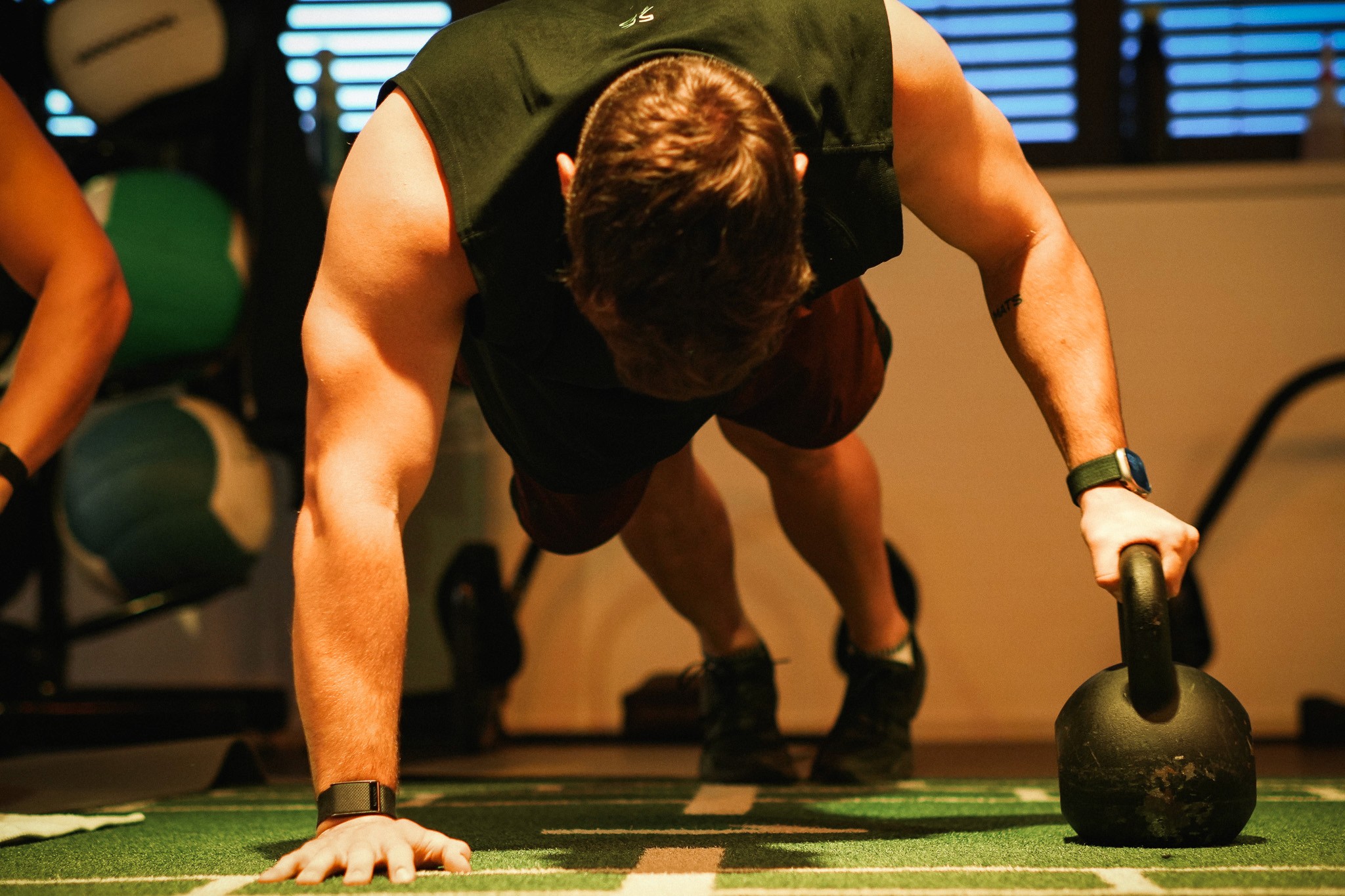 Leon Enggist Training mit Kettlebells im Force Trainings Center in Buchs