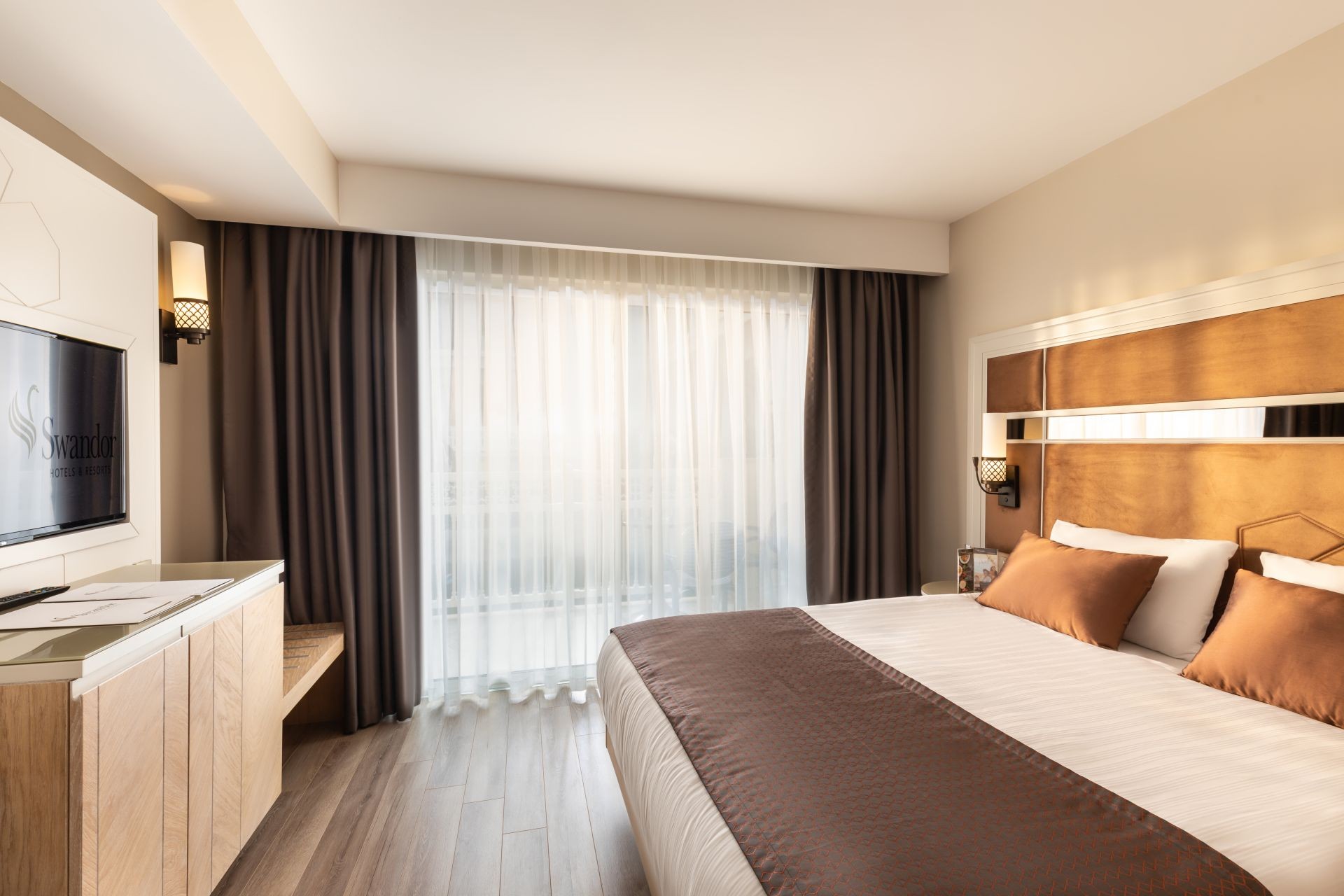 Deluxe Garden Family Room