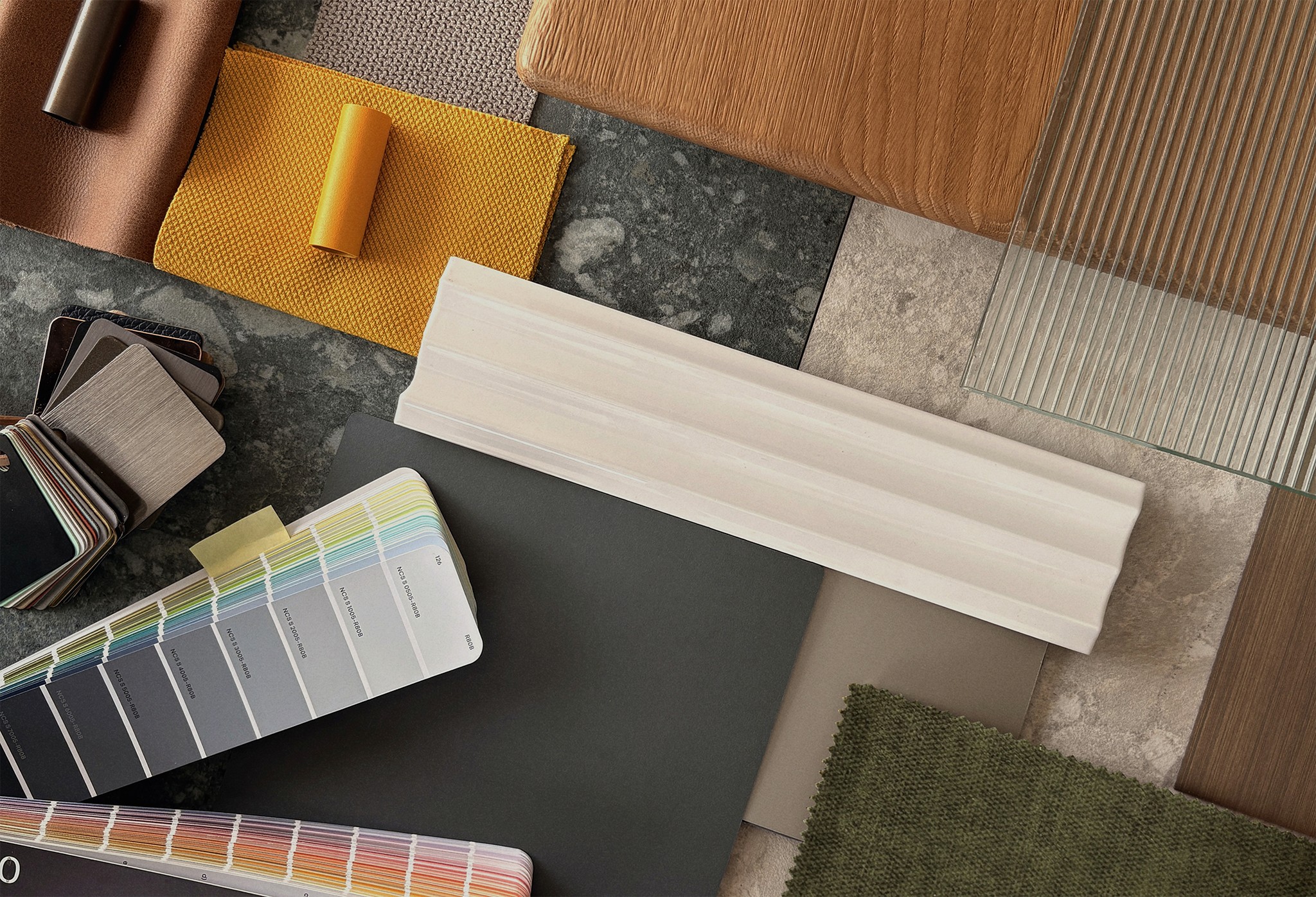 Detailbild von Materialmustern wie Stoffen, Holz, Farben und Stein