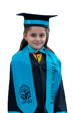 طفلة ترتدي زي تخرج رسمي من المدرسة