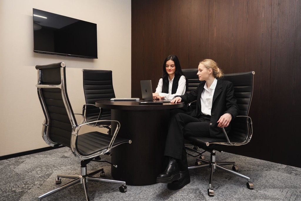 Dubai meeting room with high-tech presentation screen and elegant lighting, designed for seamless virtual and in-person collaboration.