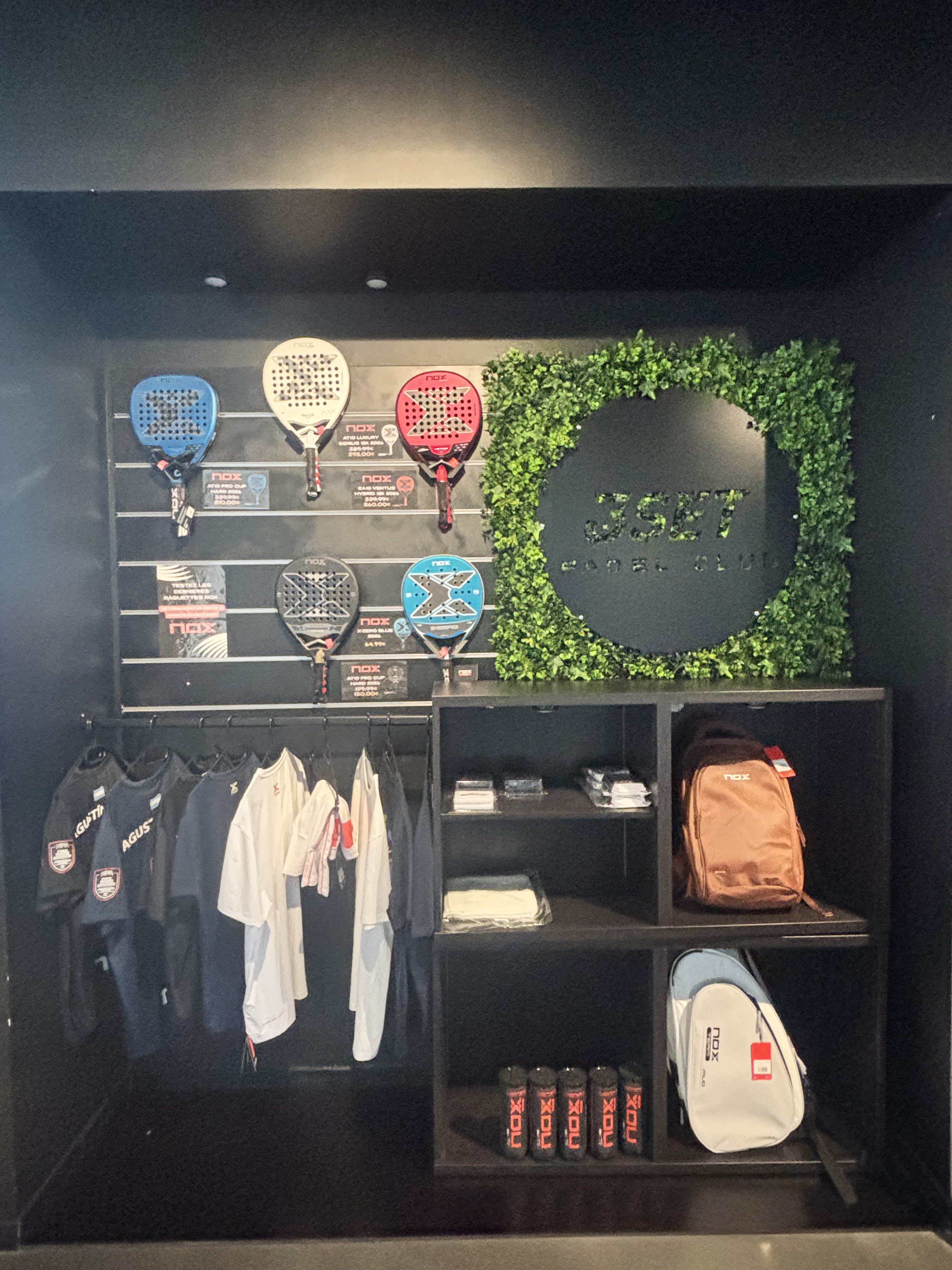 Proshop avec raquettes de padel