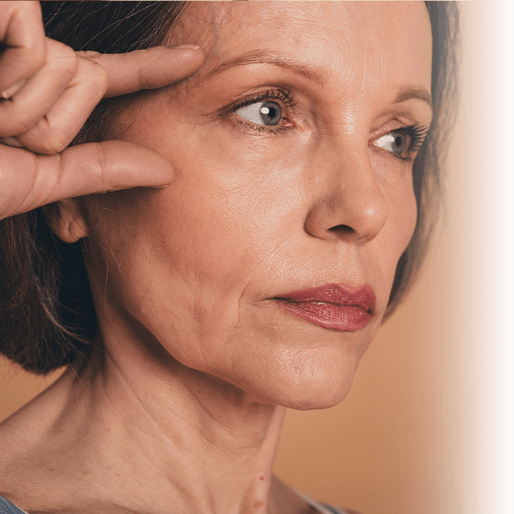 yaşlı yüz üzerinde derin plan yüz germe