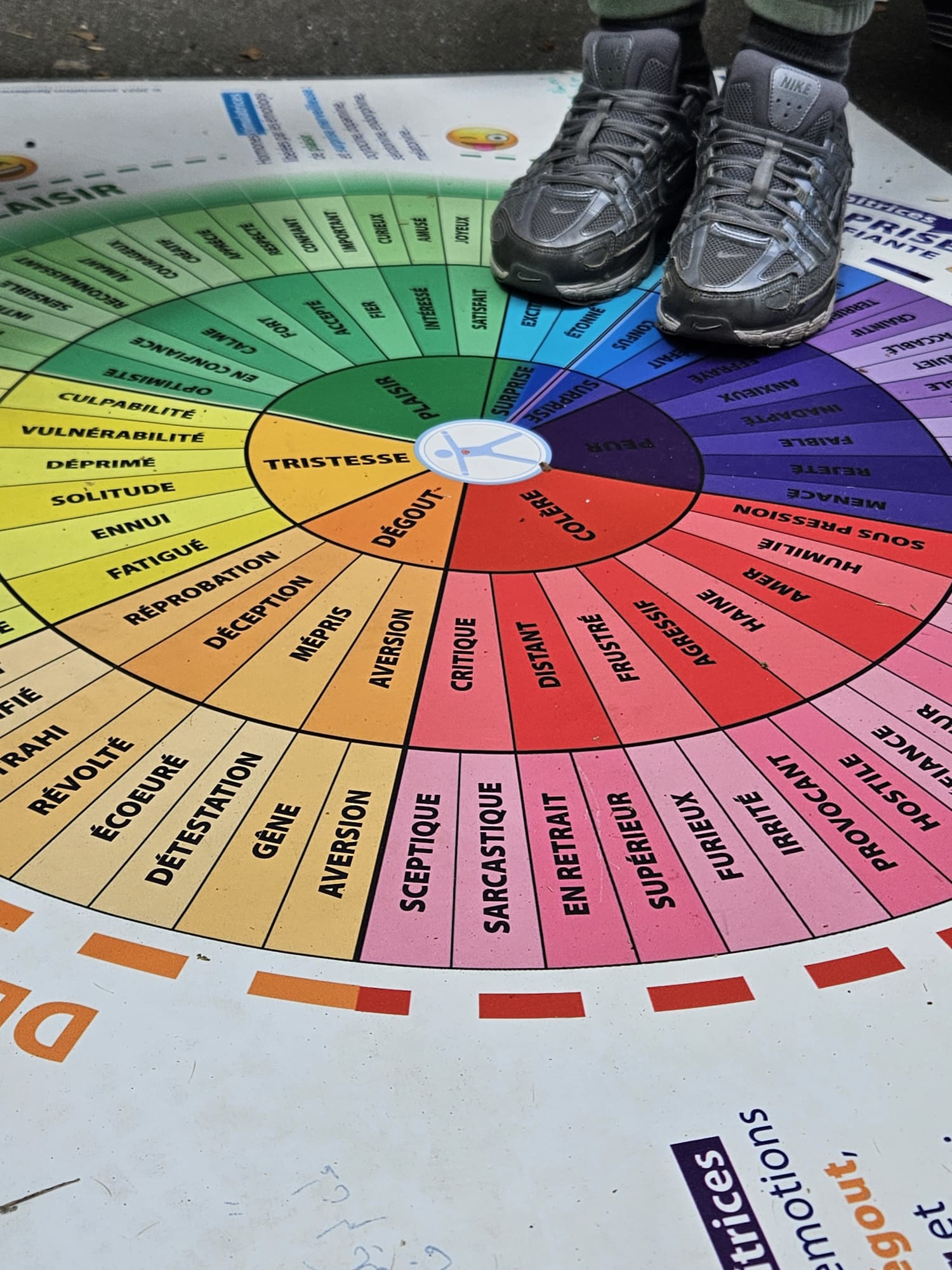 Le Tapis des émotions accueillant les messages d’espoir et de paix recueillis pendant les rencontres.
