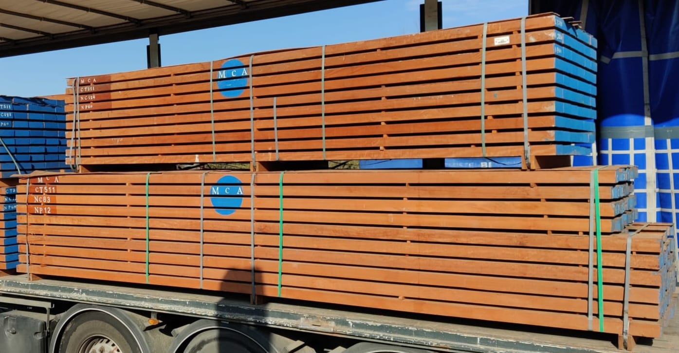 een vrachtwagen geladen met tropisch hardhout