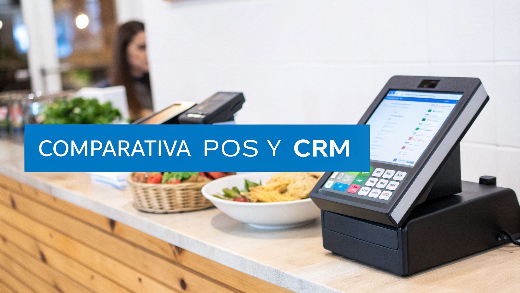 Un mostrador de restaurante o tienda con un sistema POS, comida y un banner de comparación POS y CRM.