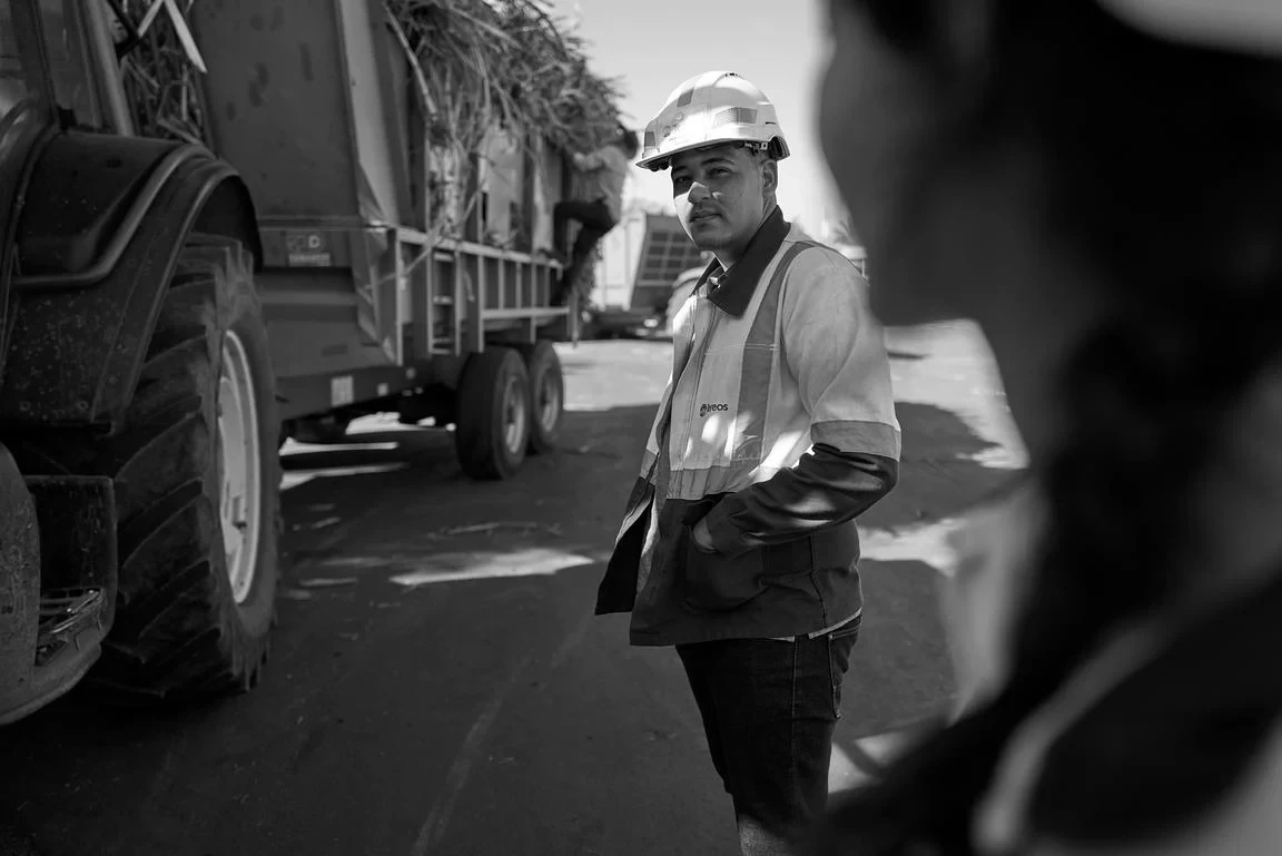 Portrait noir et blanc d'un travailleur de l'industrie sucrière à La Réunion — Force et expertise