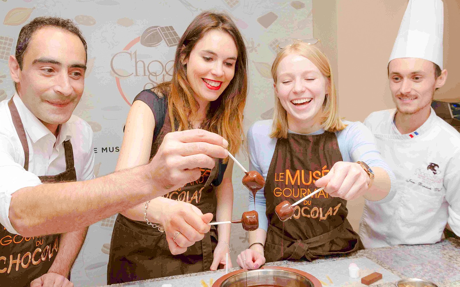 Majstor čokolade podučava djecu izradi slastica u muzeju Choco-Story Paris.