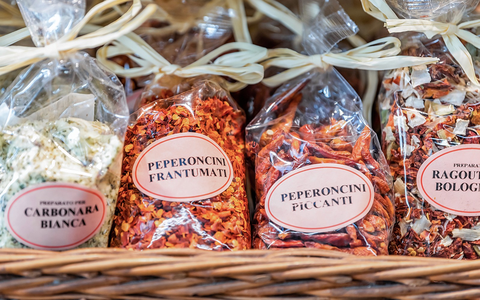 Torby z włoskimi przyprawami i mieszankami makaronów na wystawie podczas wycieczki kulinarnej po Florencji.