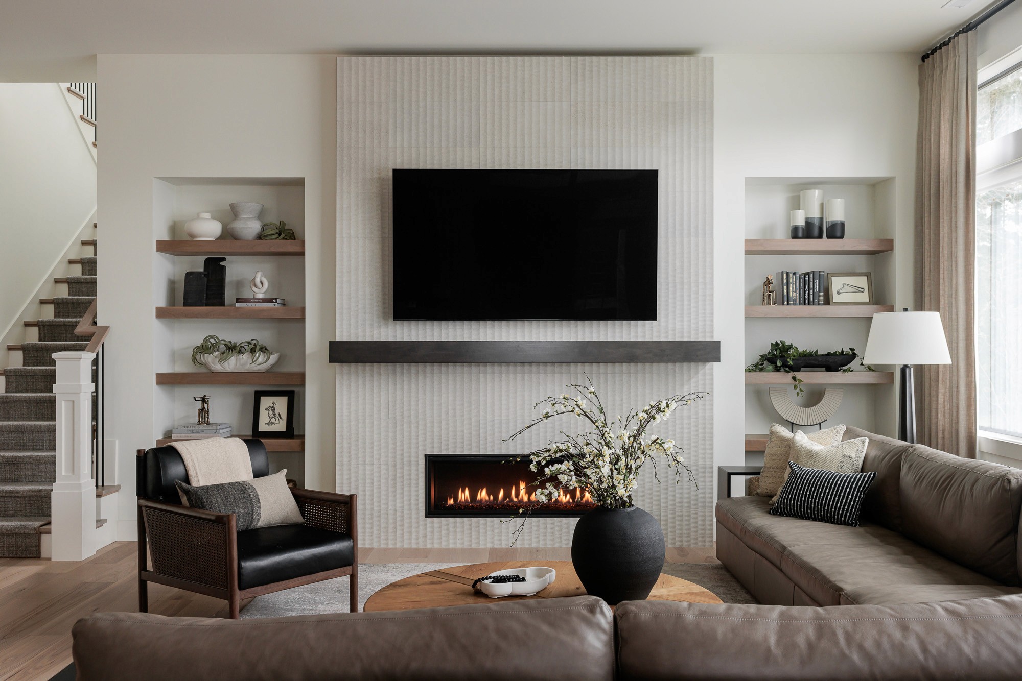 We’re so excited to share details from The Woodinville House: Great Room –– one of our favorite interior design + professional organizing projects in Woodinville, WA.