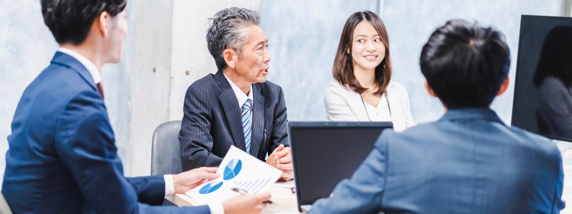 商品開発会議を行っている人の画像