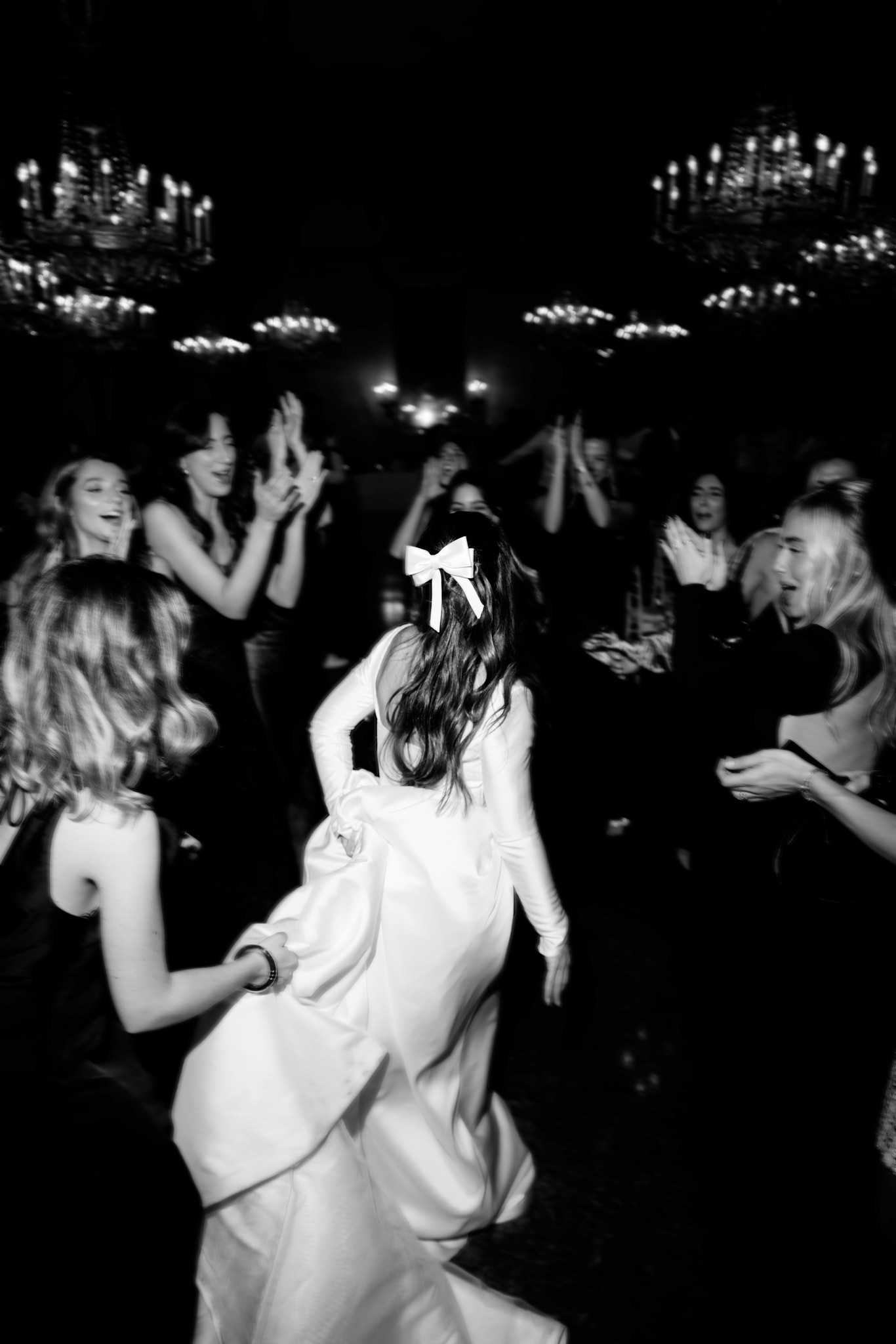 Sposa in abito bianco danza al ricevimento del Circolo di Lettura a Parma, tra gli ospiti, reportage Fotolize