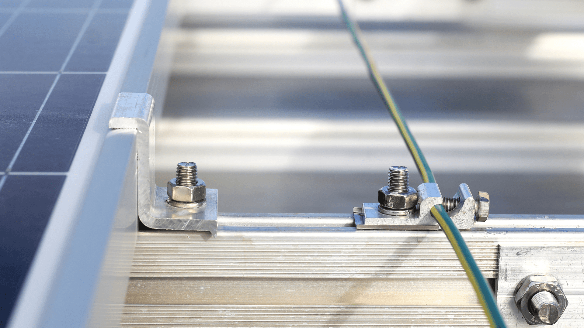 Erdung und Blitzschutz sind Pflicht für PV-Anlagen.