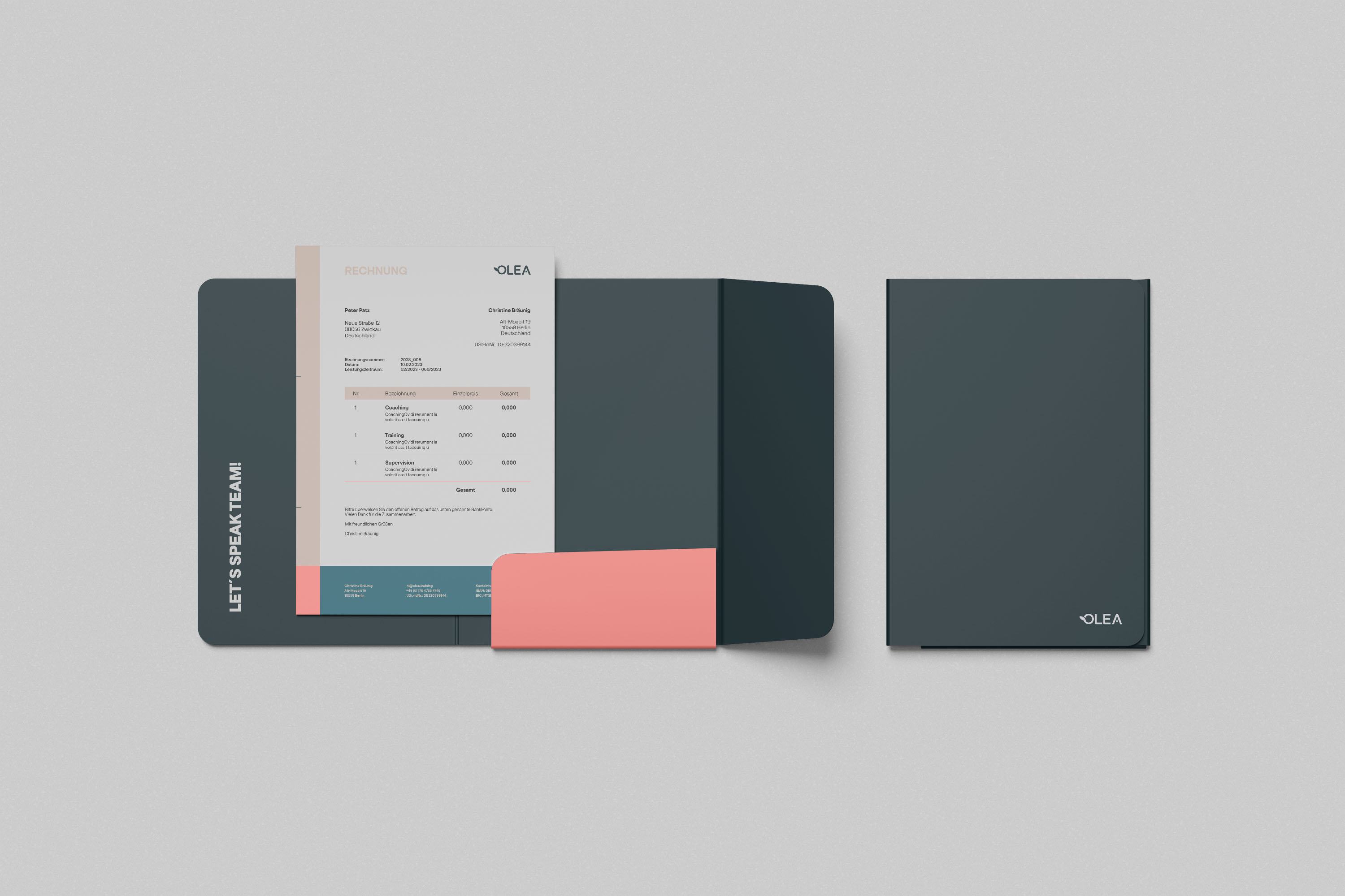 Präsentationsmappe mit Brief in dunkler Farbe und Orangen-Rosa Akzenten