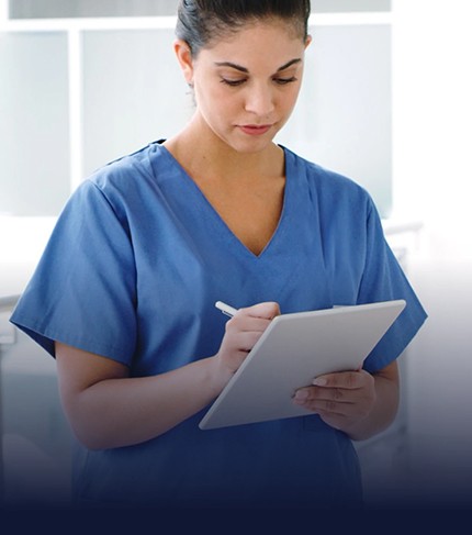 Personal de salud revisando un expediente