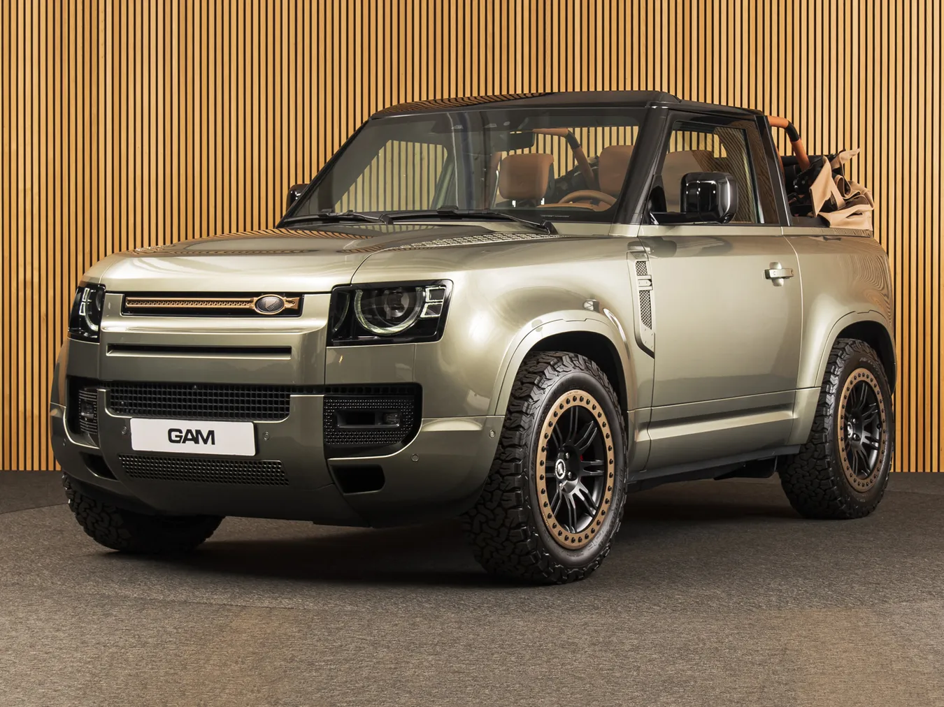 De voorzijde van de Land Rover Defender 90 V8 VALIANCE CONVERTIBLE | HERITAGE