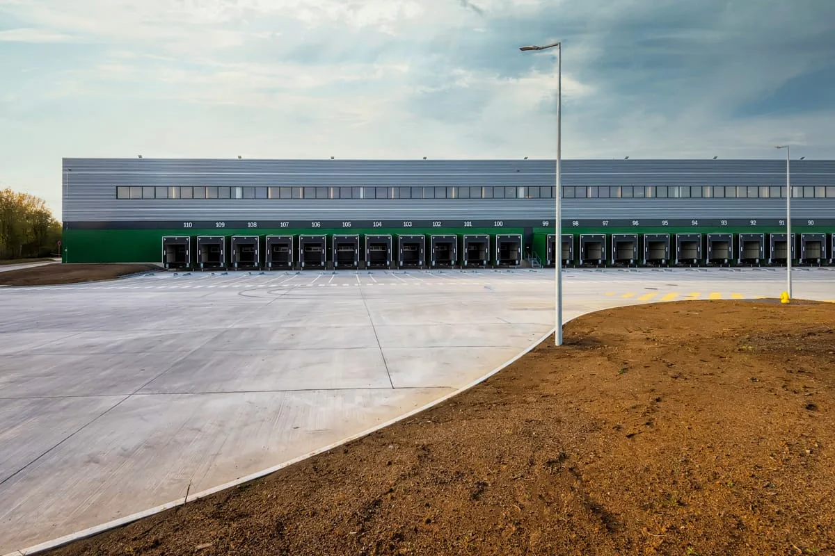 Plateforme logistique avec quais de chargement et vaste aire bétonnée — photo d’architecture industrielle à Lille, Hauts de France