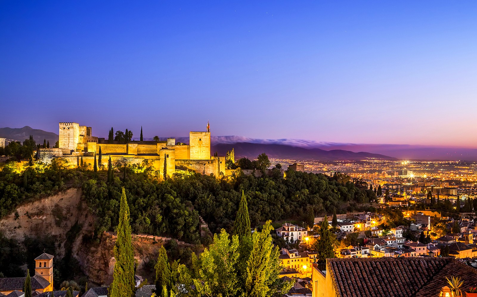 俯瞰格拉纳达的阿尔罕布拉宫在日落时分显得格外迷人，靠近格拉纳达大教堂和皇家礼拜堂。